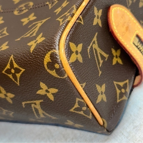 AUTHENTIC Louis Vuitton Dopp Kit. EXCELLENT condition. - Picture 14 of 16